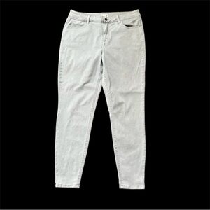 Gray Skinny Jeans with Smooth Texture